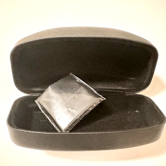 Brand new sunglasses case with unopened cleaning pad in original plastic wrap - Picture 2 of 2